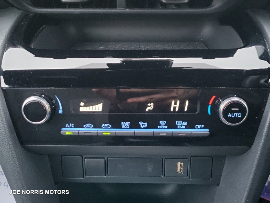 2023 Toyota Yaris CR CROSS LUNA SPORT 4DR AUTO €27,945