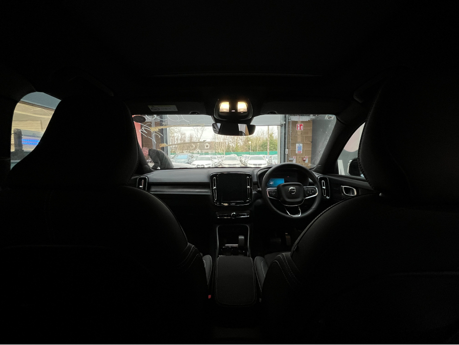 2023 Volvo XC40 - image 18