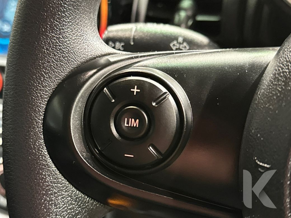 2019 MINI One - image 16