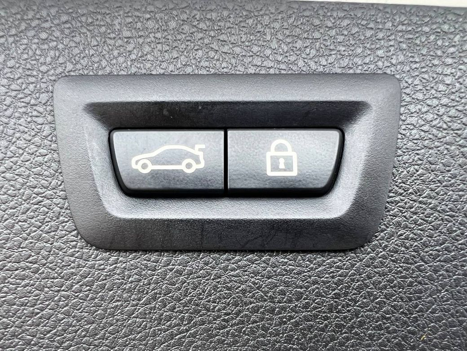 2013 BMW 3 Series - image 17