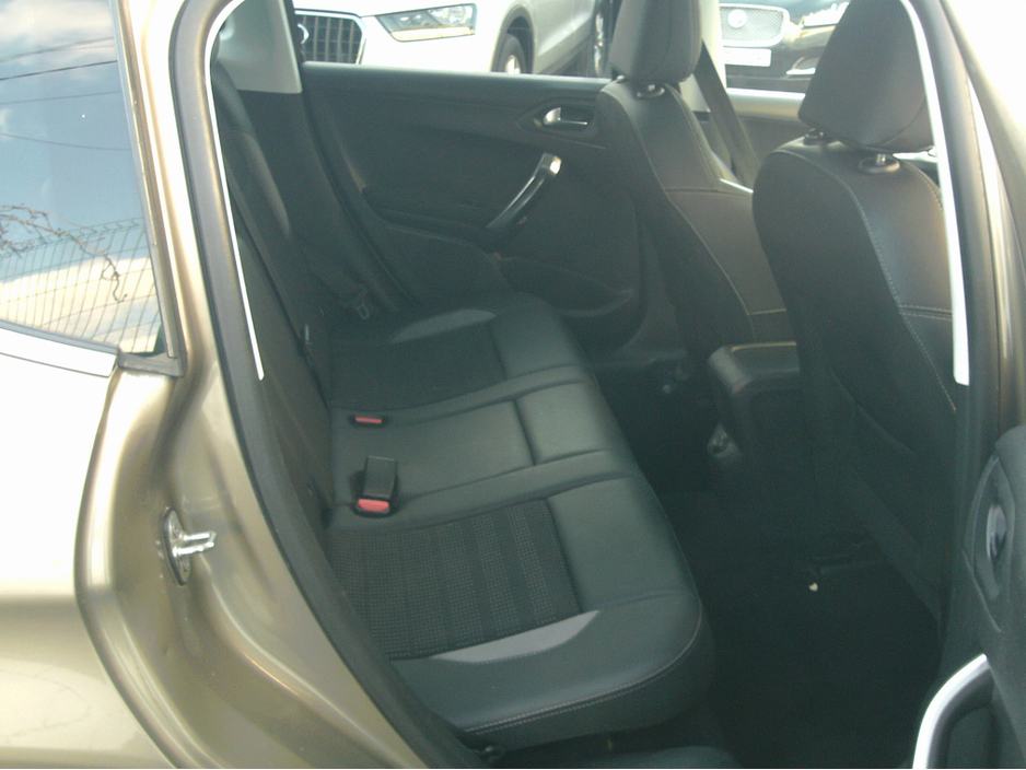 2016 Peugeot 2008 - image 8