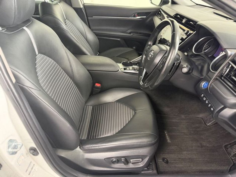 2020 Toyota Camry - image 8