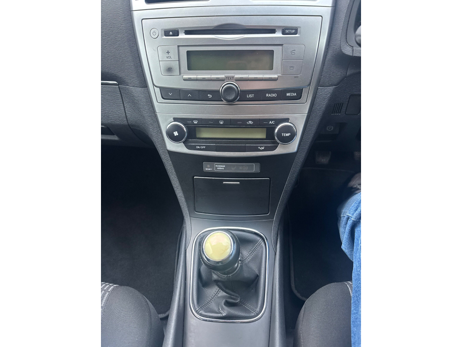 2013 Toyota Avensis - image 16