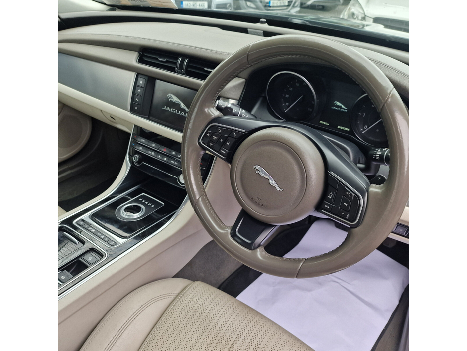 2016 Jaguar XF - image 8