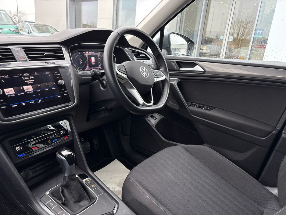 2024 Volkswagen Tiguan - image 2