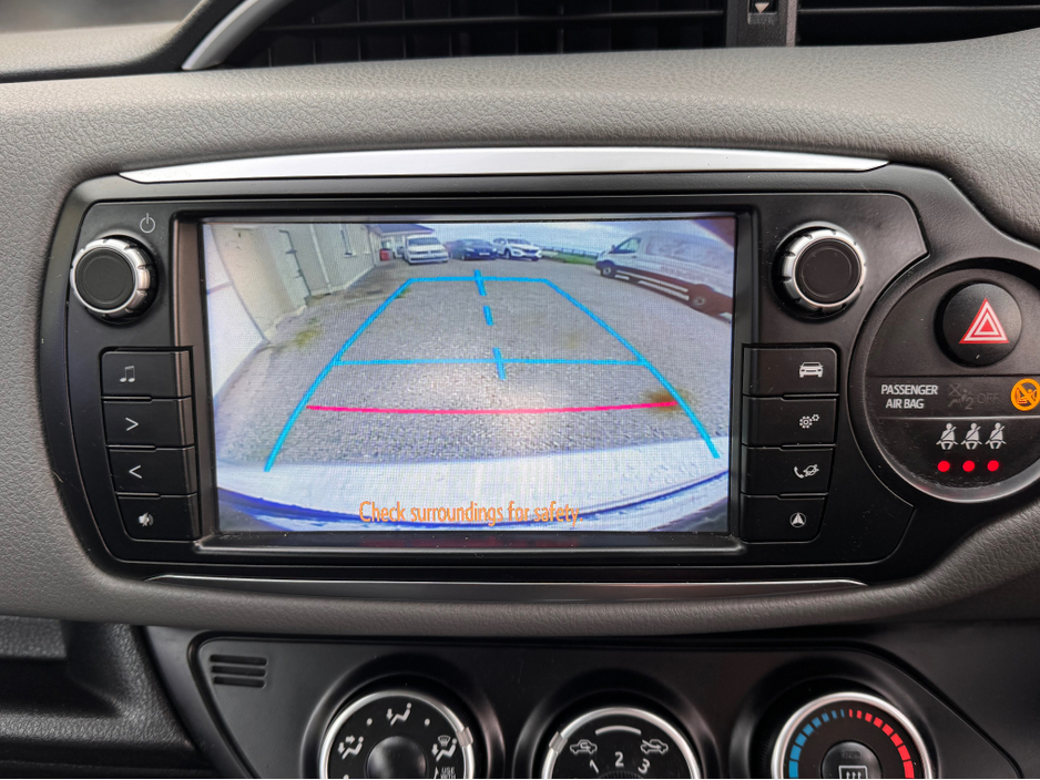 2016 Toyota Yaris - image 8