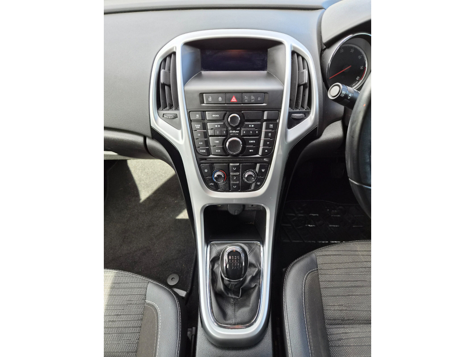 2015 Opel Astra - image 11