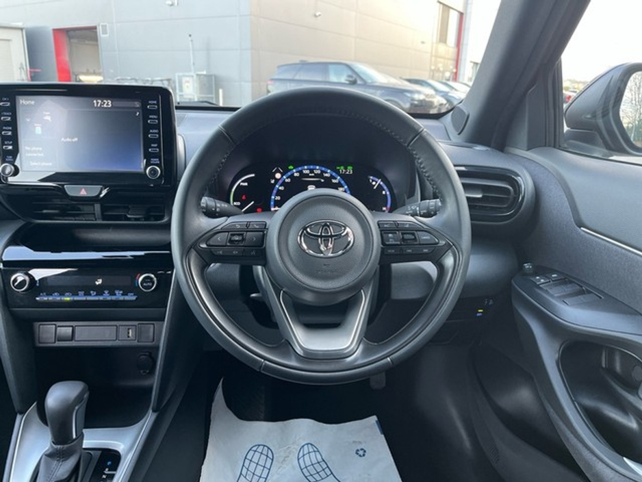 2023 Toyota Yaris Cross - image 9