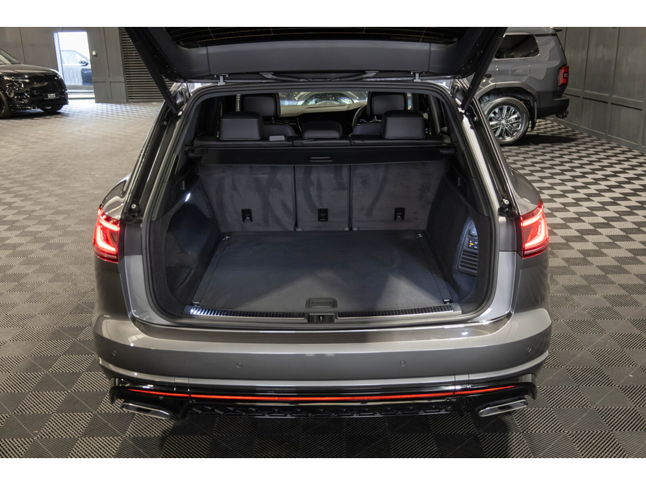 2025 Volkswagen Touareg - image 13