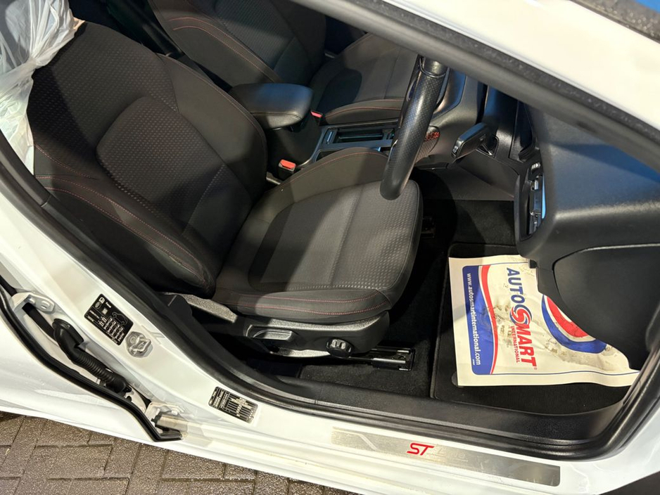 2019 Ford Focus - image 6