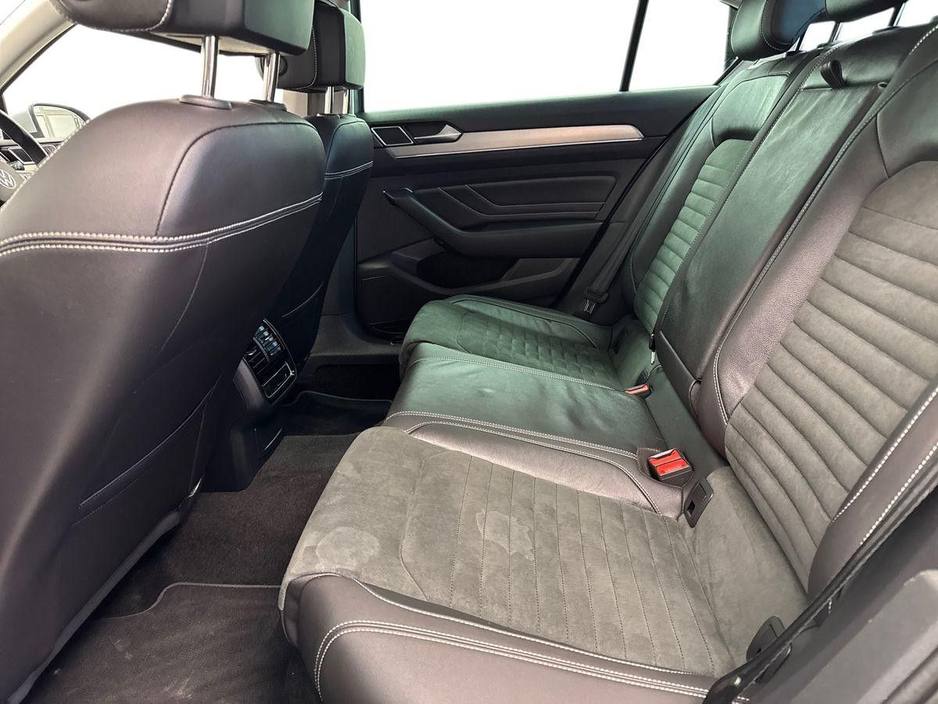 2022 Volkswagen Passat - image 10