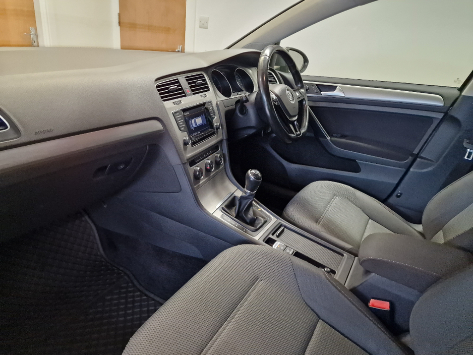 2014 Volkswagen Golf - image 8