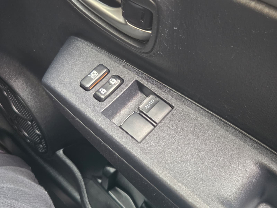 2013 Toyota Yaris - image 24