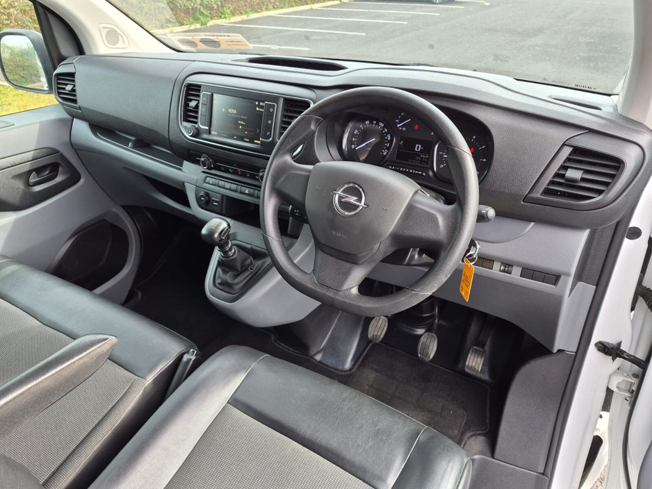 2022 Opel Vivaro - image 12