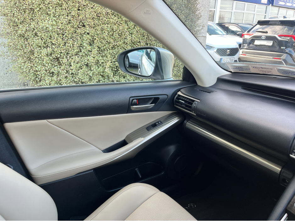 2018 Lexus IS 300 h - image 15