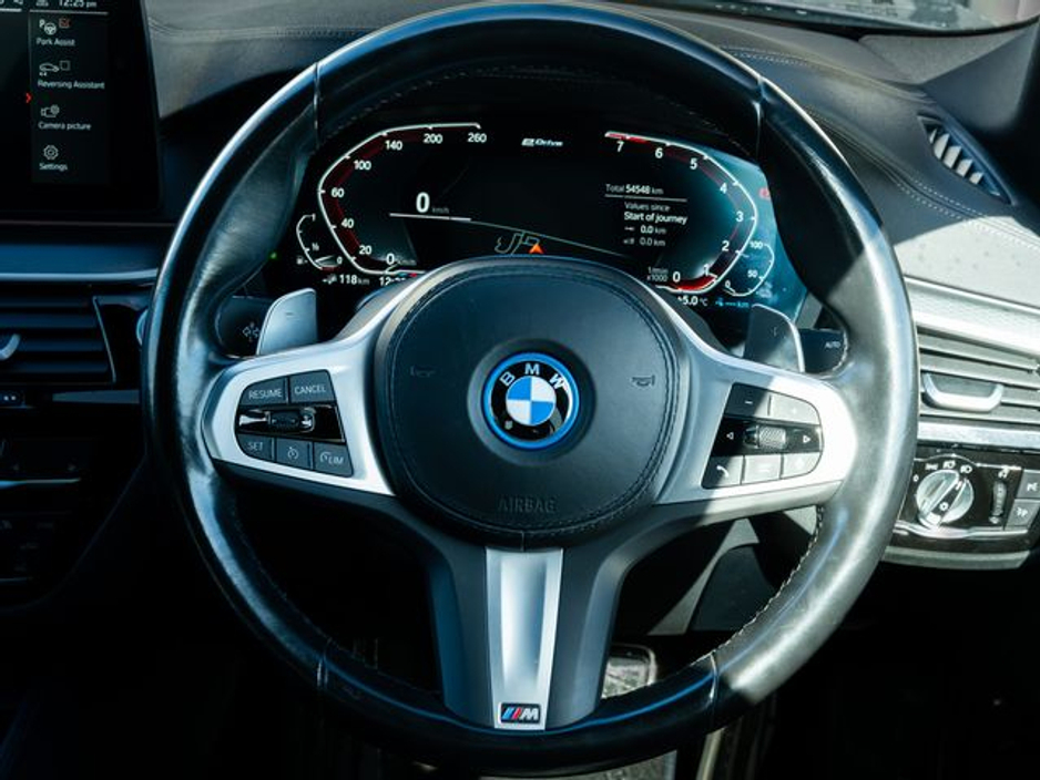 2022 BMW 5 Series - image 10