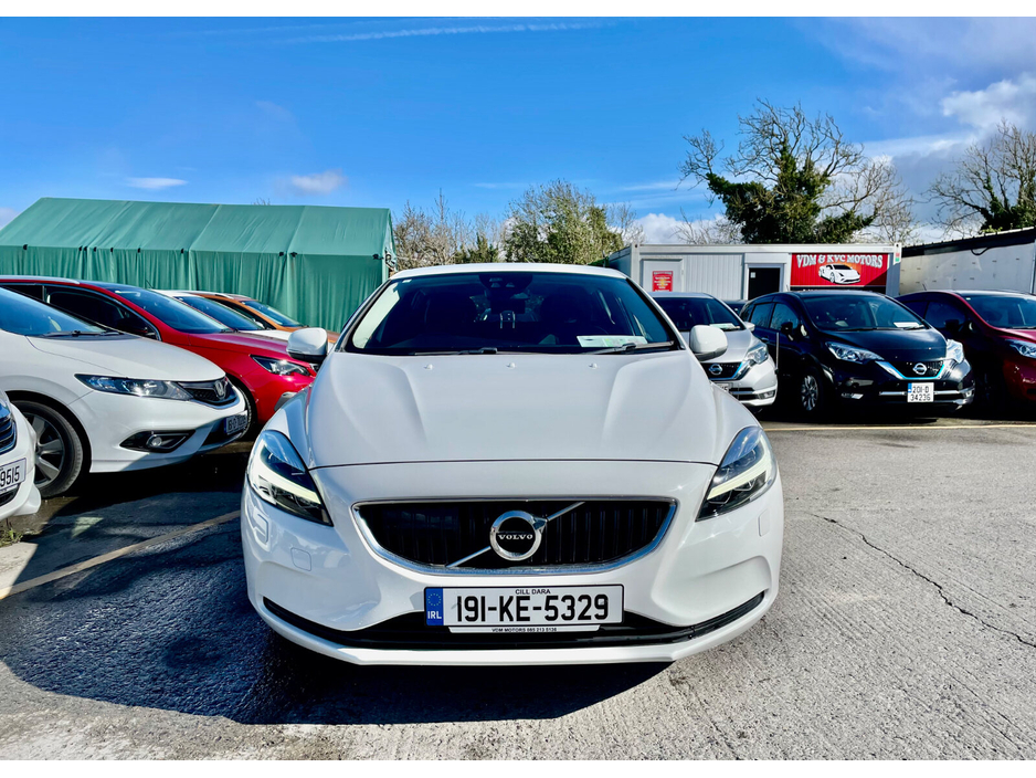 2019 Volvo V40 - image 2