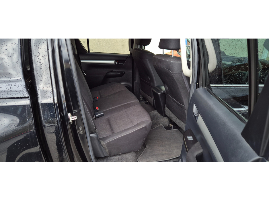 2022 Toyota Hilux - image 9