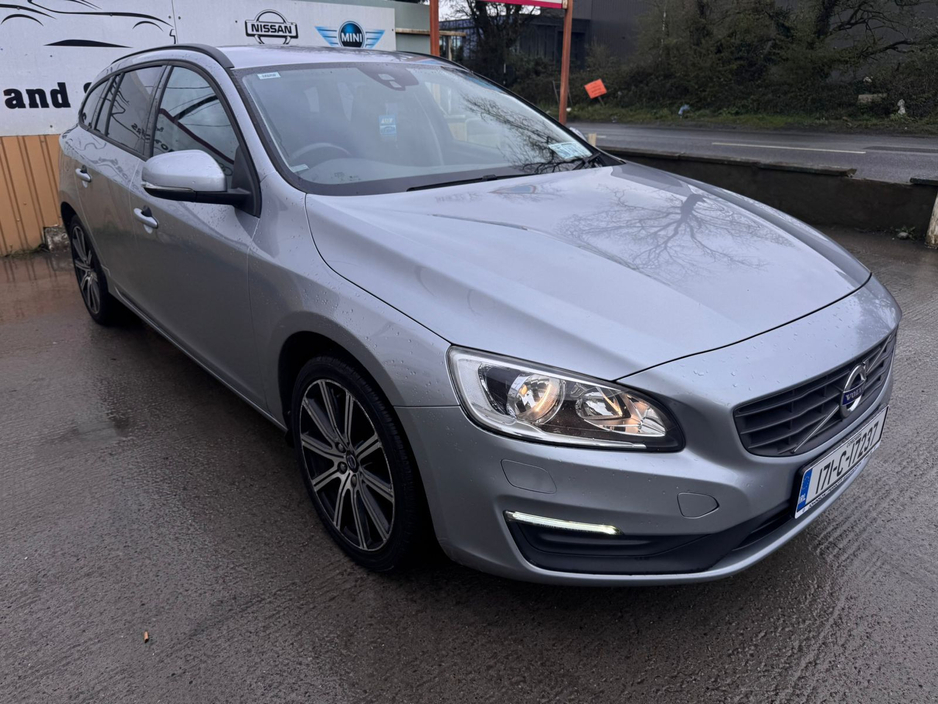 2017 Volvo V60 - image 5