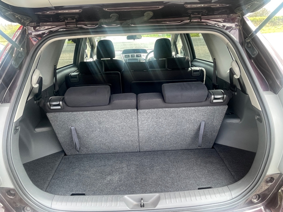 2014 Toyota Prius Alpha - image 11