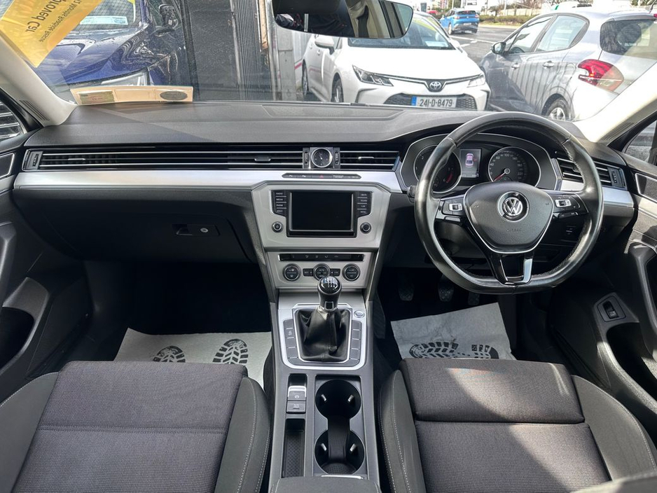 2017 Volkswagen Passat - image 16