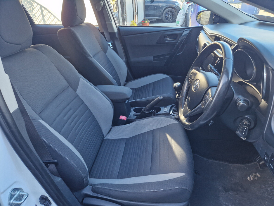 2016 Toyota Auris - image 13