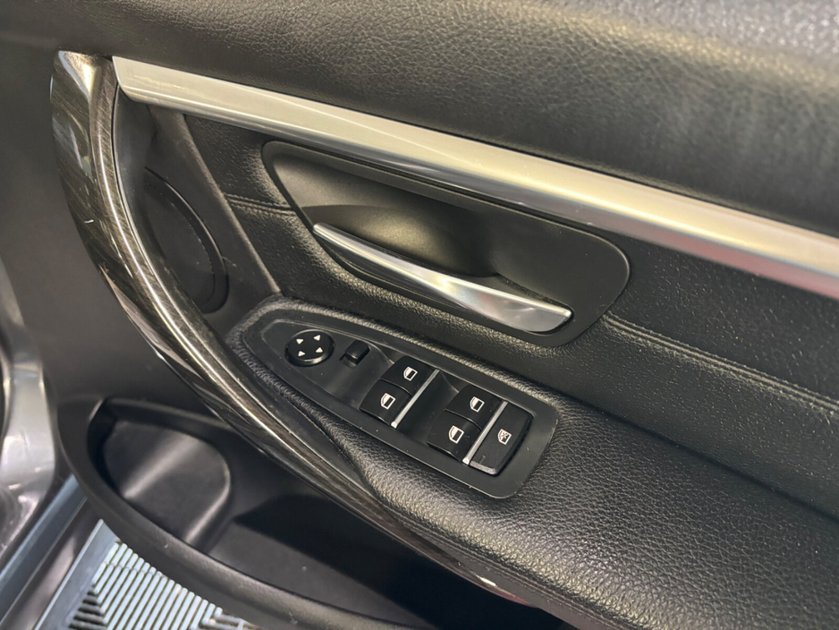 2017 BMW 3 Series - image 11