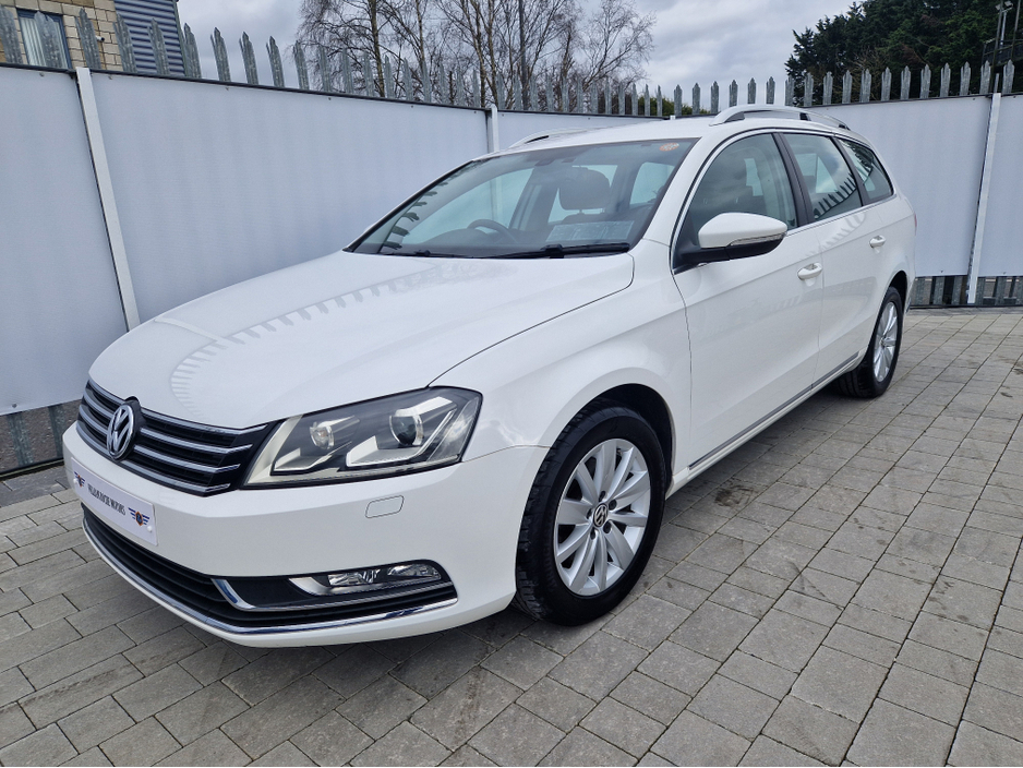 2011 Volkswagen Passat - image 4