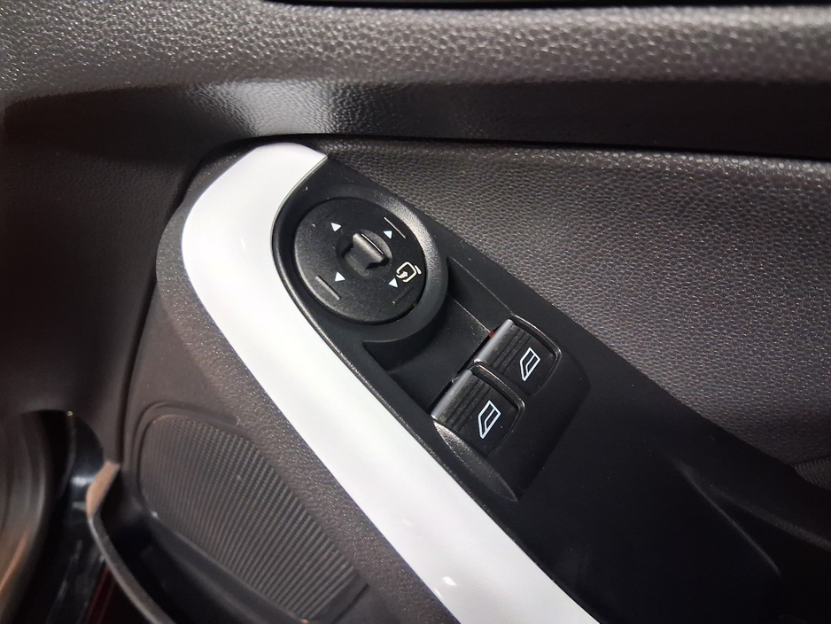 2016 Ford Fiesta - image 14