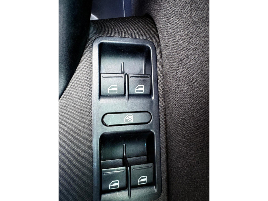 2012 Volkswagen Polo - image 12