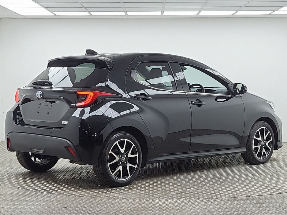 2021 Toyota Yaris - image 14