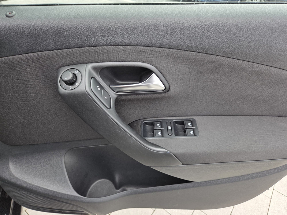 2012 Volkswagen Polo - image 14