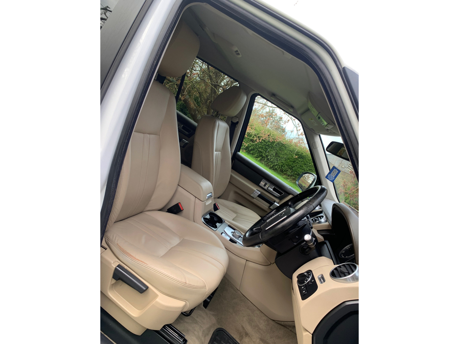 2014 Land Rover Discovery - image 24