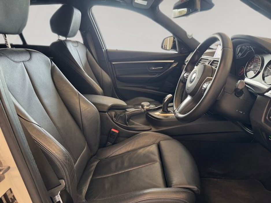 2018 BMW 3 Series - image 11