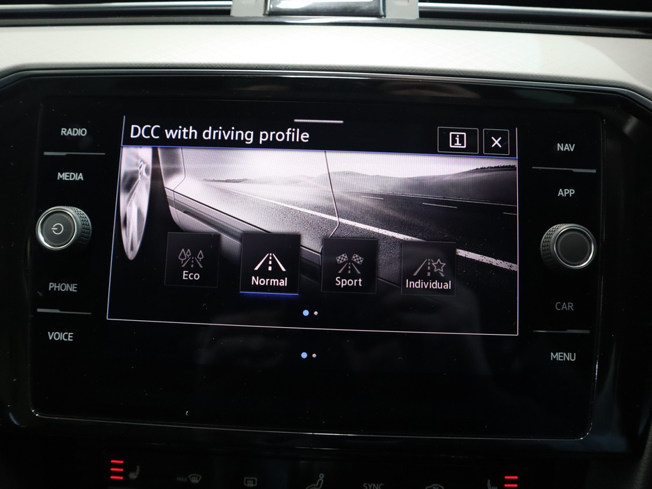 2022 Volkswagen Passat - image 23