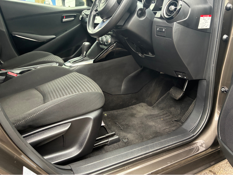 2017 Mazda Demio - image 8