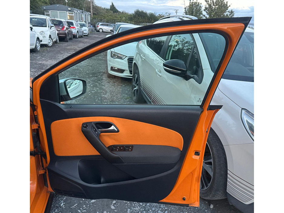 2011 Volkswagen Polo - image 9