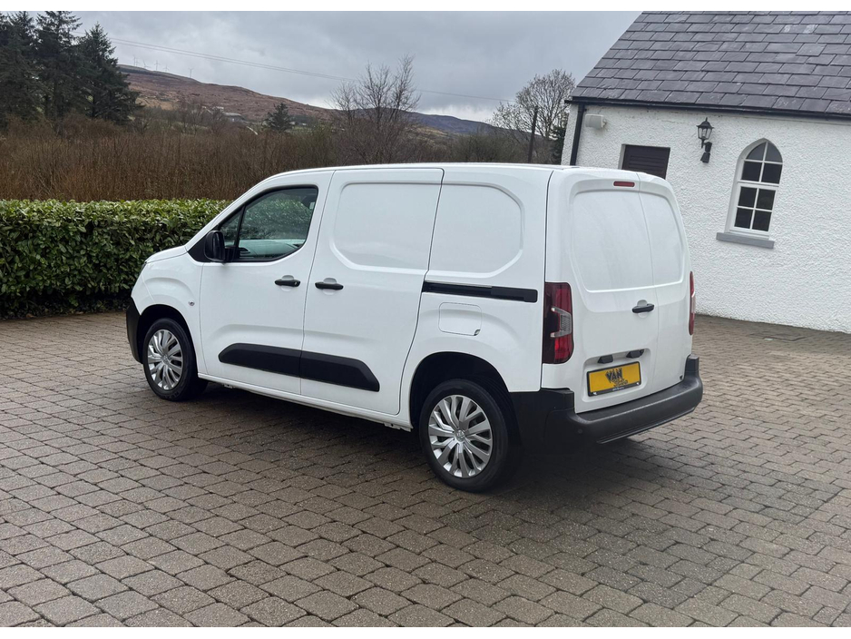 2022 Peugeot Partner - image 4