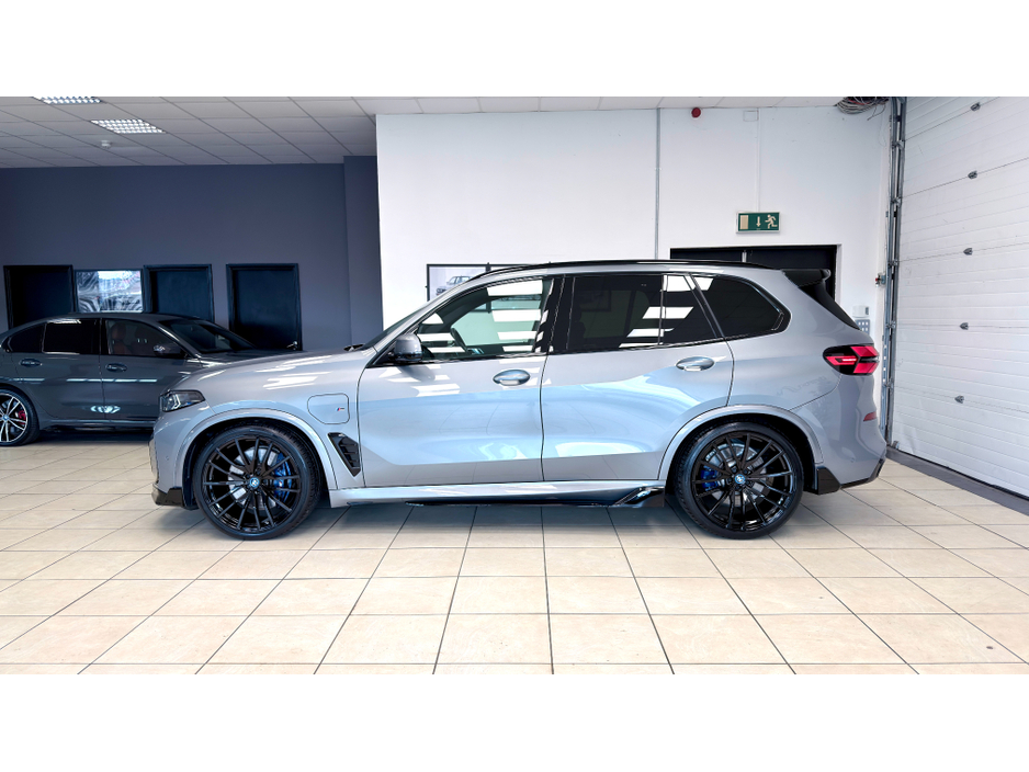 2025 BMW X5 - image 25