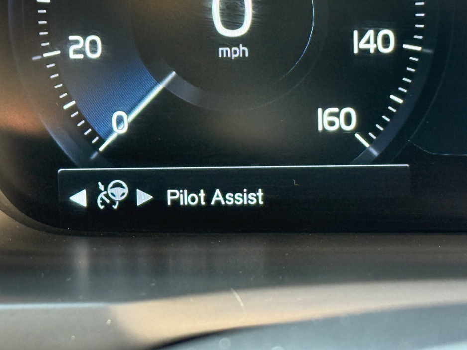 2022 Volvo XC90 PHEV T8 (390hp) R-Design AWD €56,900