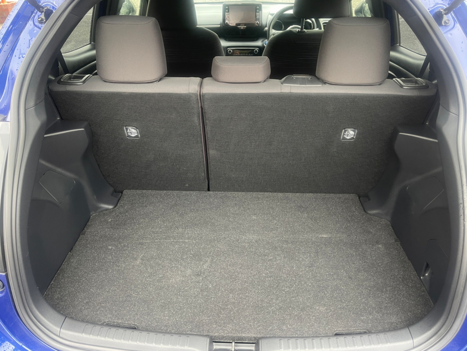 2021 Toyota Yaris - image 9