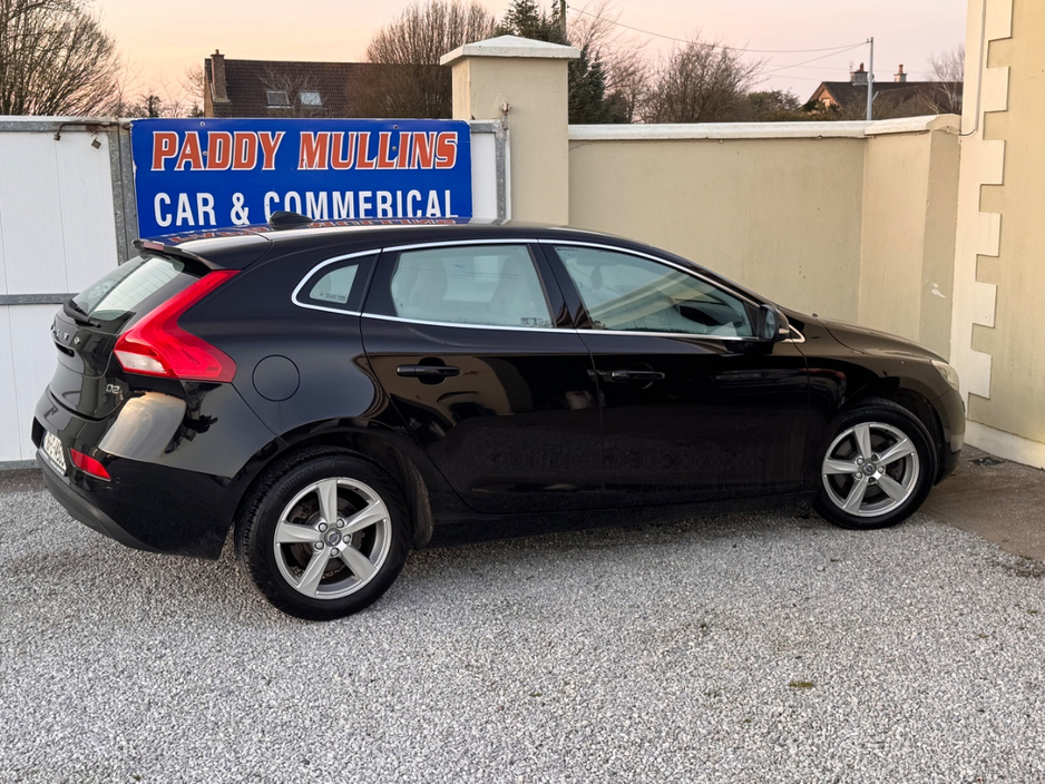 2016 Volvo V40 - image 5
