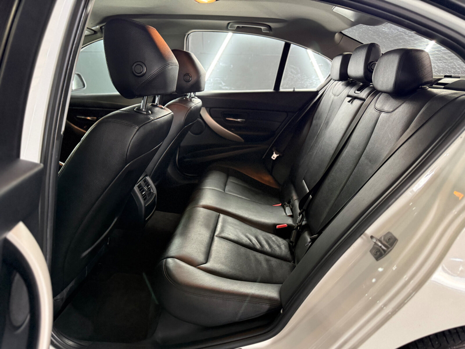 2016 BMW 3 Series - image 20