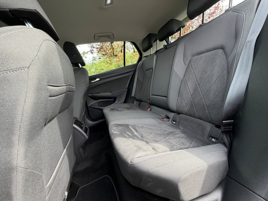 2022 Volkswagen Golf - image 11