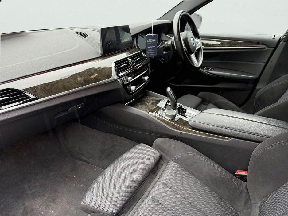 2017 BMW 5 Series - image 2