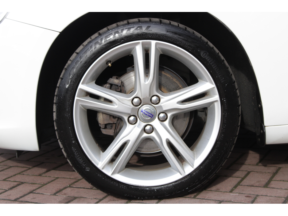 2018 Volvo V60 - image 24