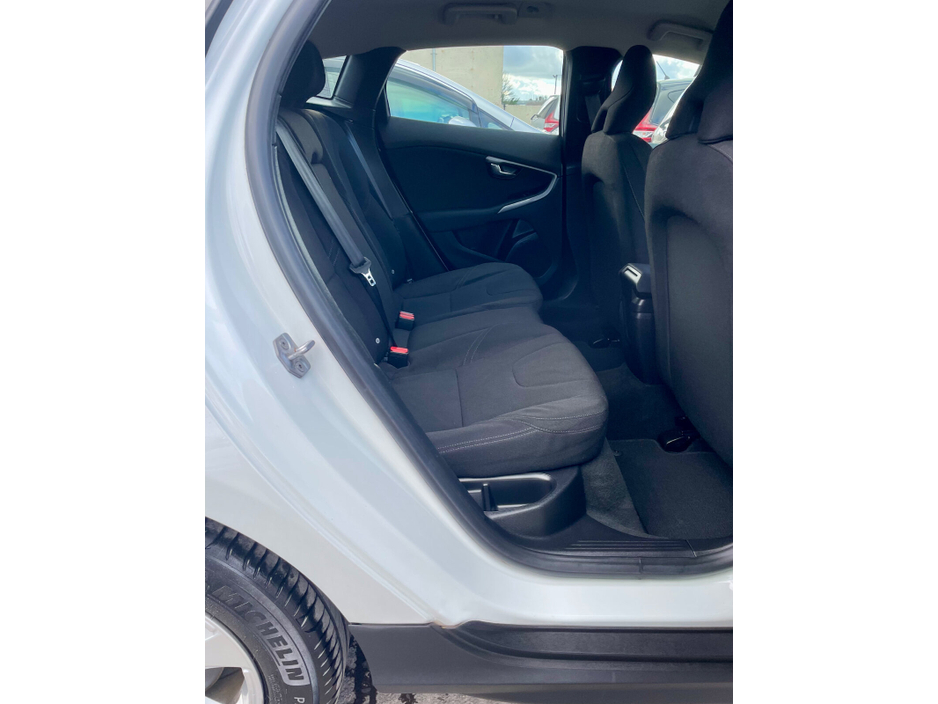 2015 Volvo V40 - image 17