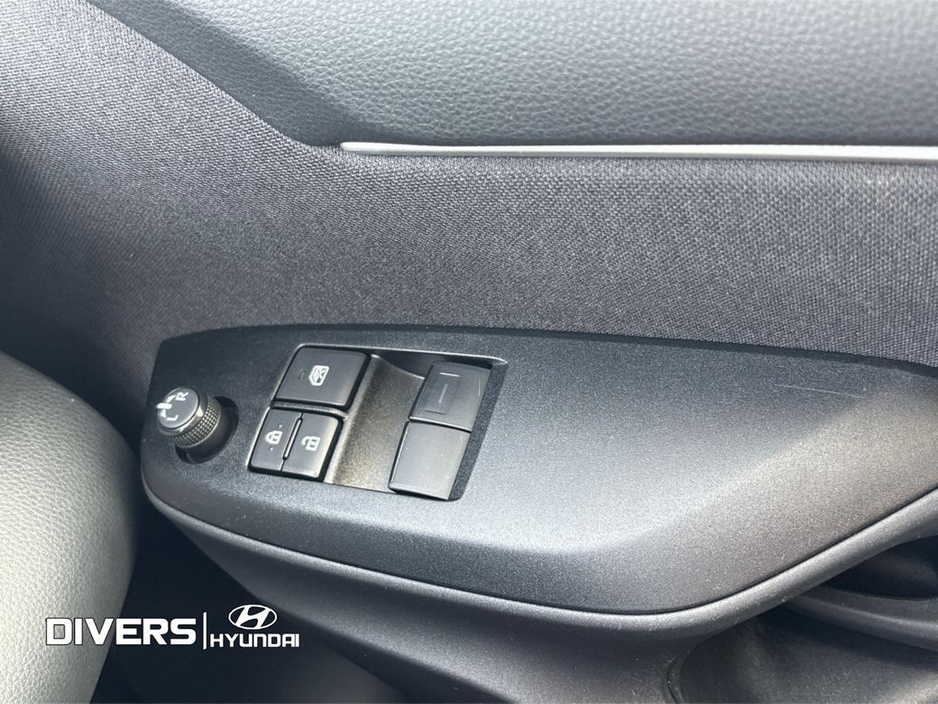 2022 Toyota Yaris - image 21