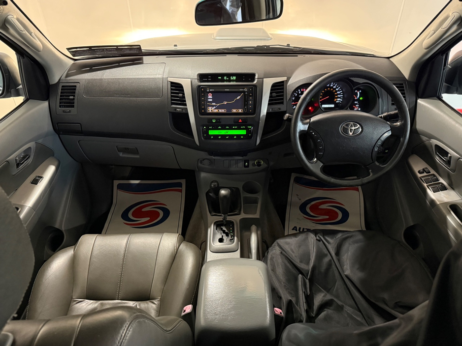 2011 Toyota Hilux - image 14