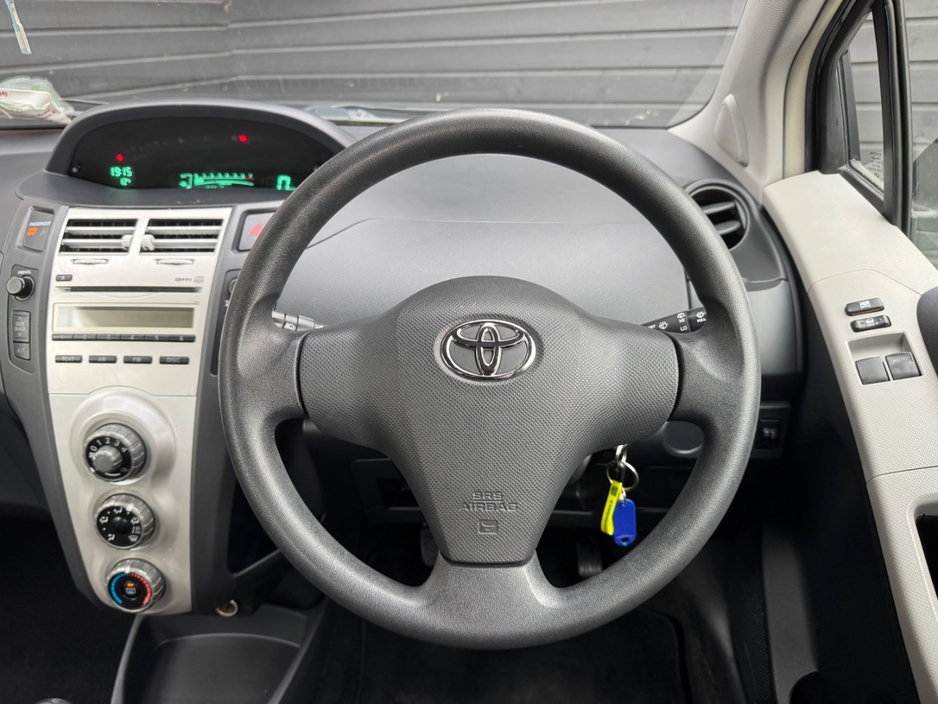 2006 Toyota Yaris - image 12